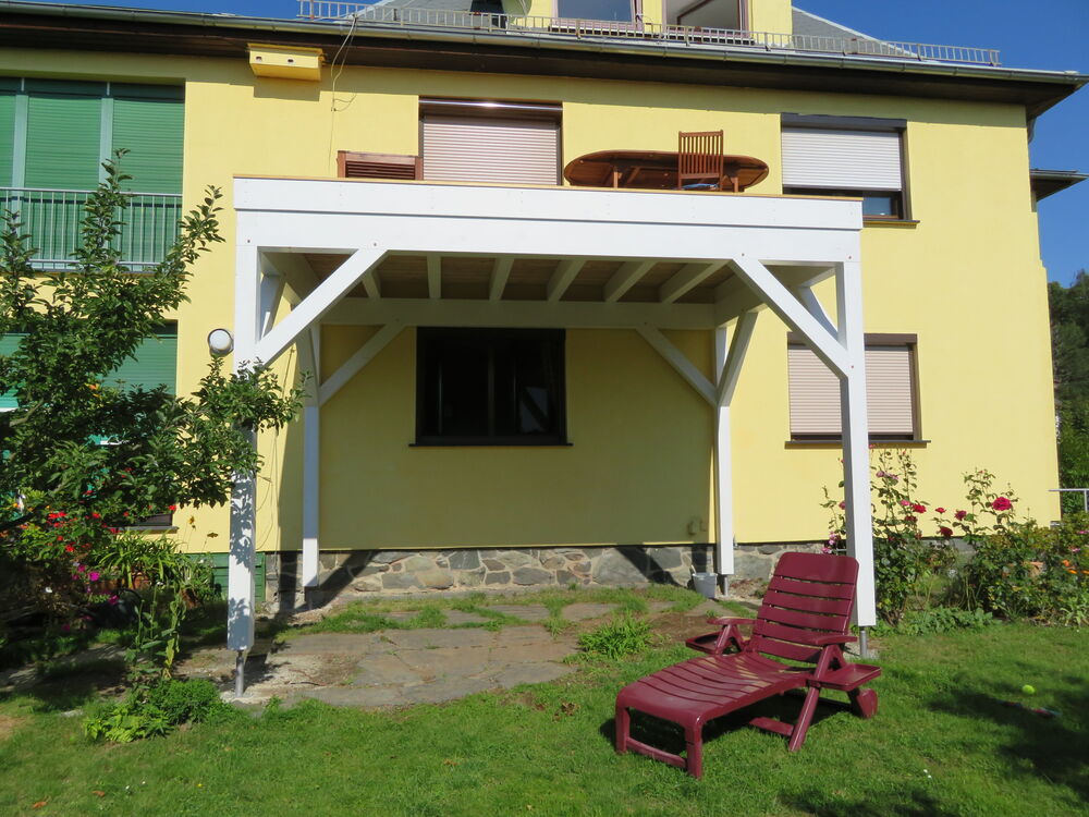 Balkon in weiß während Bauphase, Geländer als Glaselemente fehlen noch&hellip;