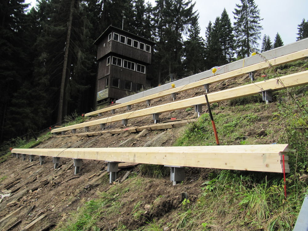 Brettschichtholzträger zur Modelierung des Aufsprunghangs einer Skisprungschanze Brettschichtholzträger oberseitig abgegratet zur Modelierung des neuen Aufsprunghangs an der Skisprungschanze…