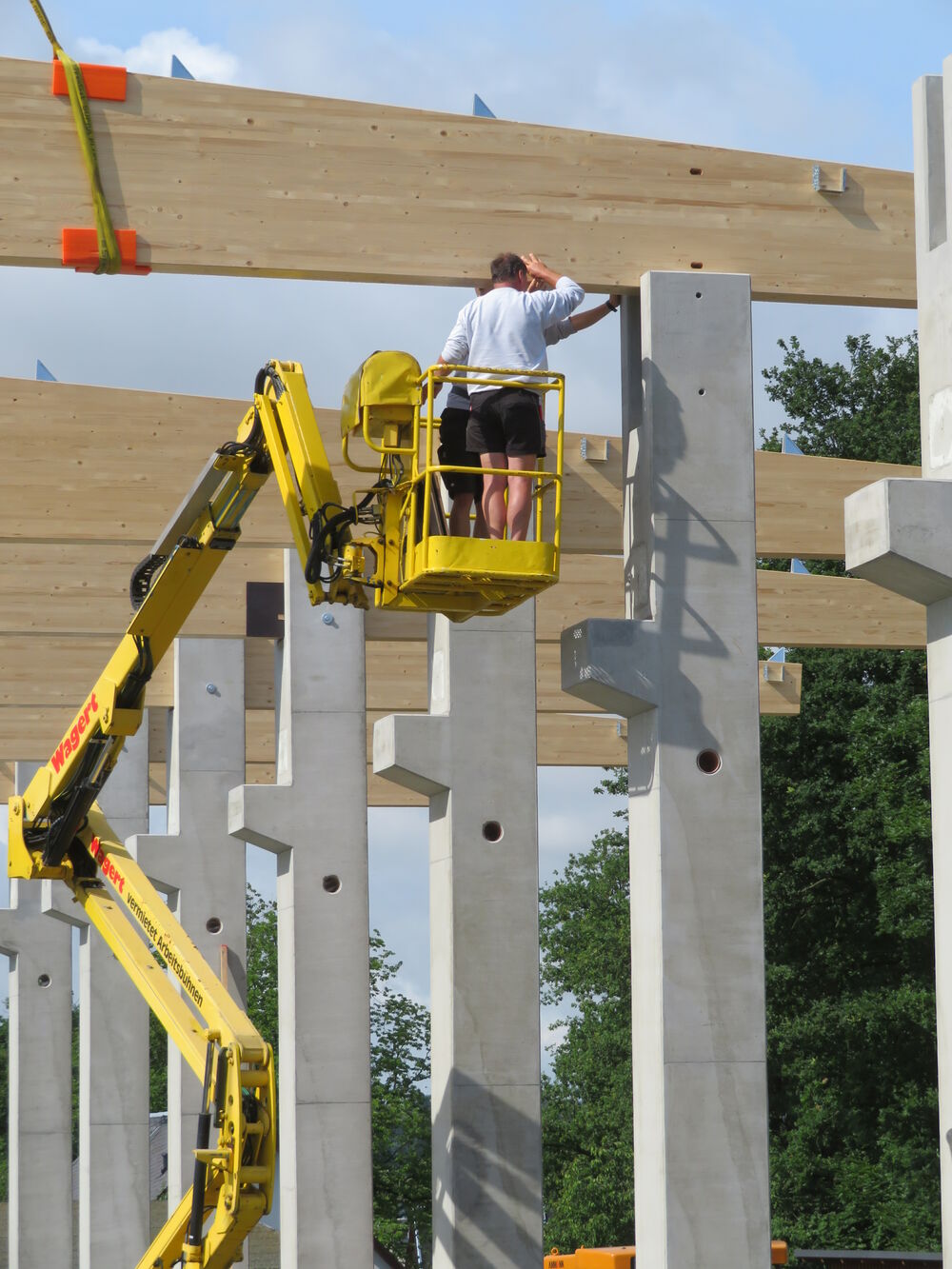 Einfädeln Brettschichtholzbinder in Betonfertigteilstütze&hellip;