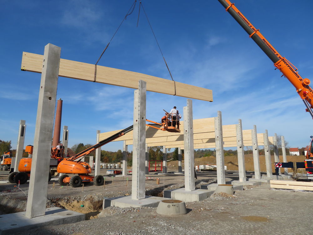 Einheben eines Satteldachbinders aus Brettschichtholz&hellip;