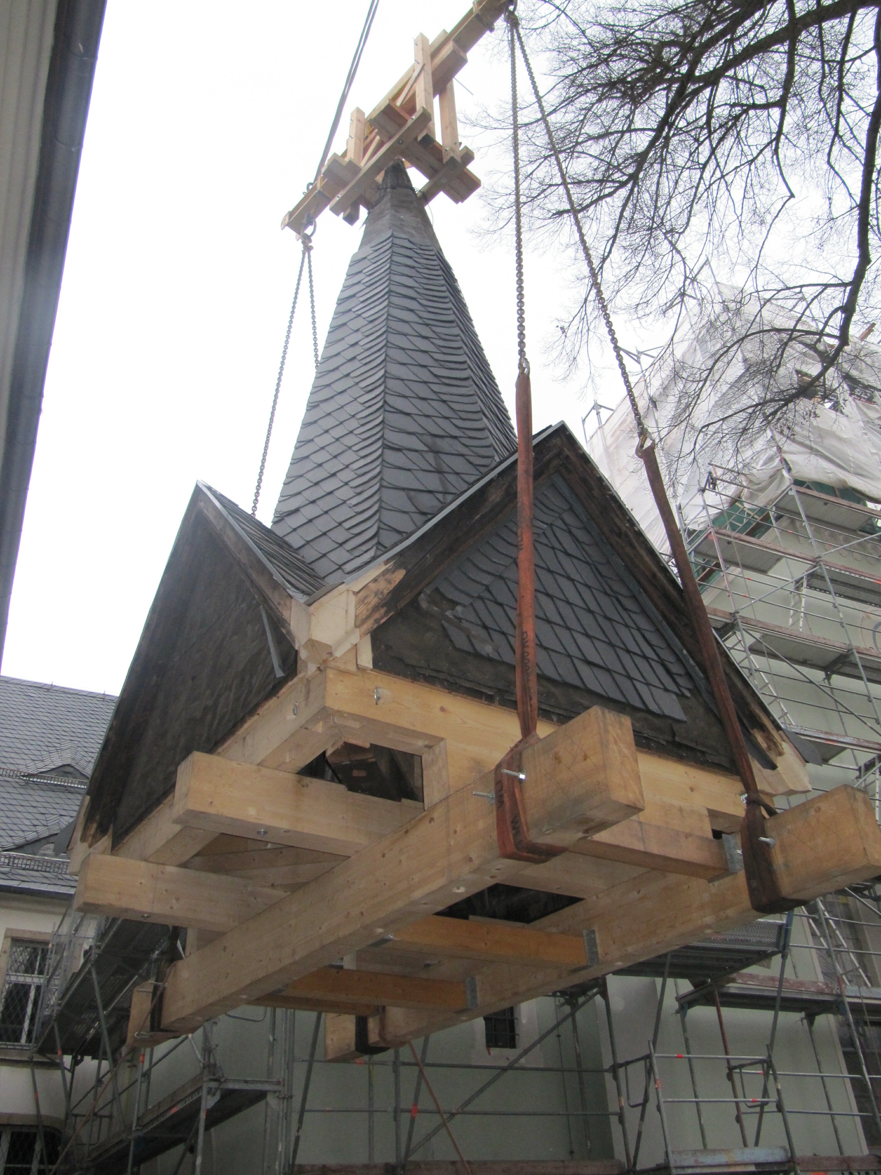 Heben einer Kirchturmspitze Heben einer Kirchturmspitze…