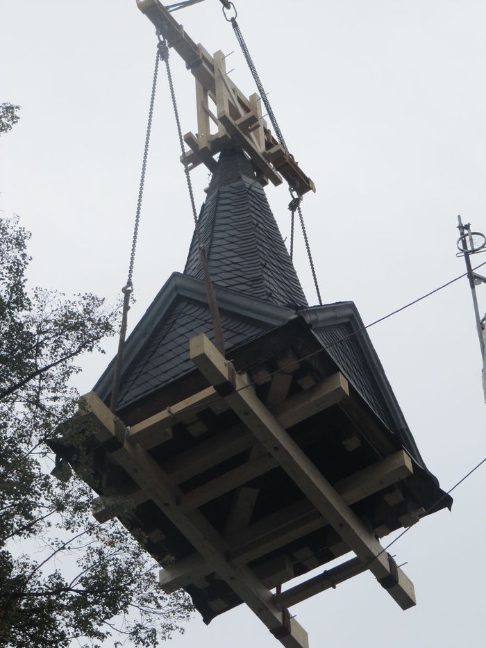 Heben einer sanierten Turmspitze Heben einer sanierten Turmspitze…