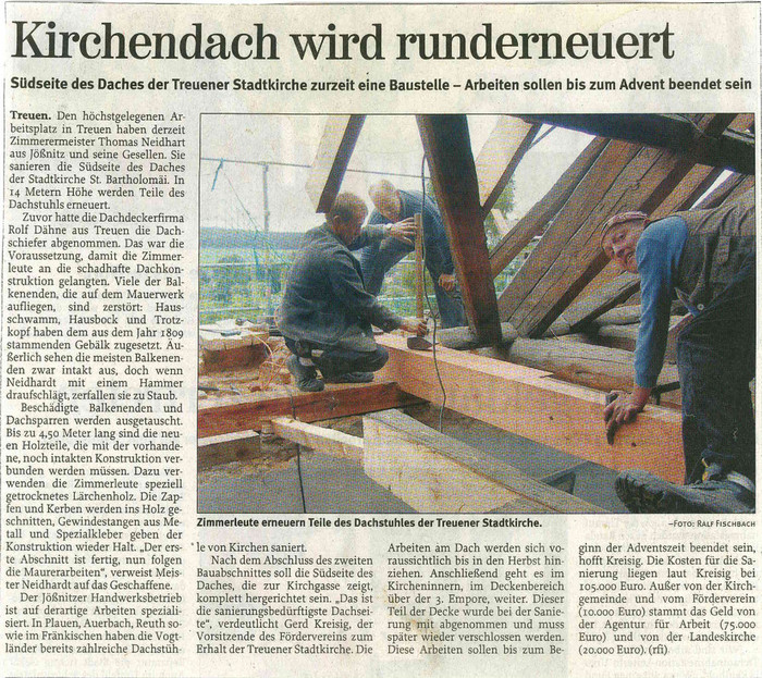 Kirchendach wird runderneuert (© Ralf Fischbach) Kirchendach wird runderneuert