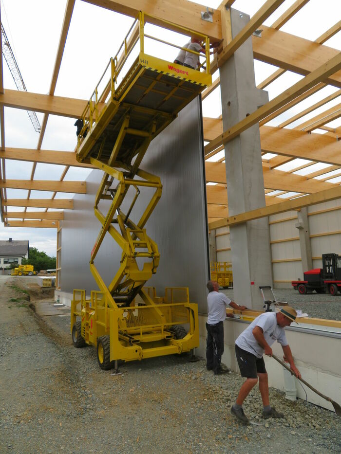 Montage Sandwichpaneele mit Scherenbühne auf Holzunterkonstruktion&hellip;