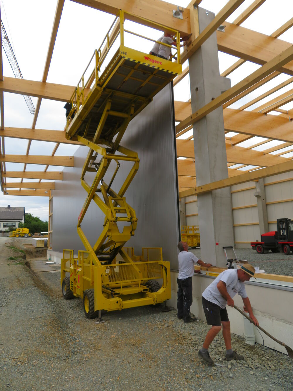 Montage Sandwichpaneele mit Scherenbühne auf Holzunterkonstruktion&hellip;