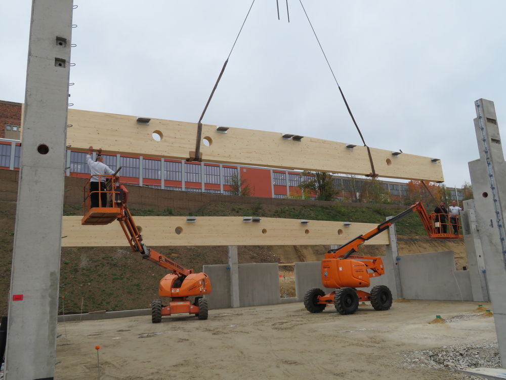 Montieren BSH-Binder mit Aussparungen für Haustechnik&hellip;