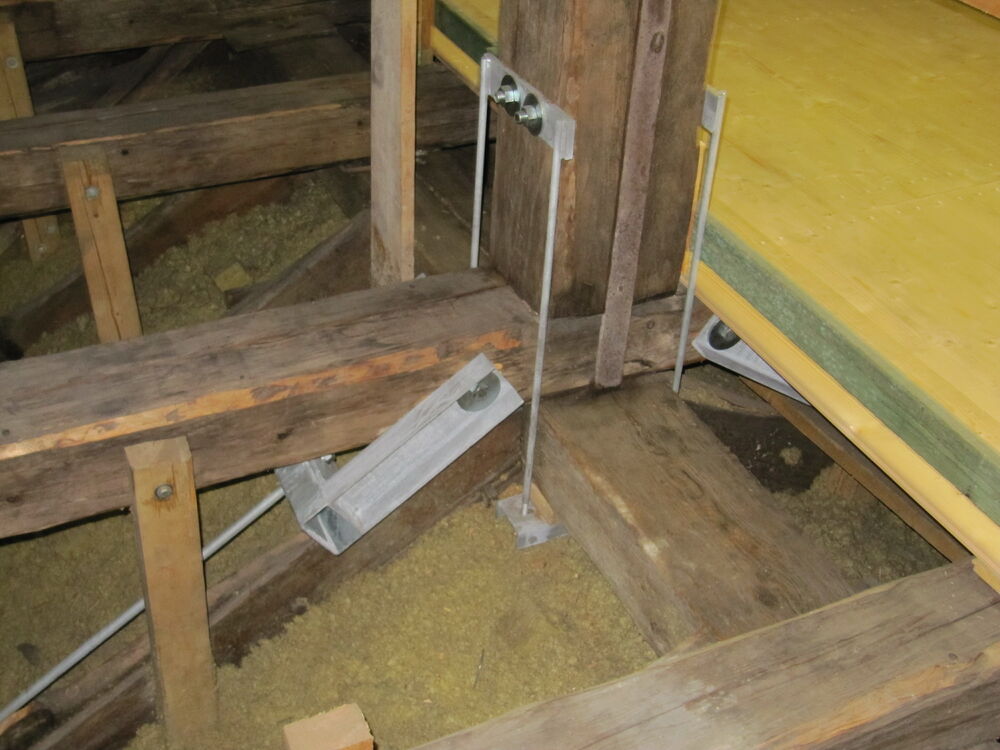 Zugstabsystem mit Sonderstahlbauteilen am Kirchenschiff Zugstabsystem mit Sonderstahlbauteilen am Kirchenschiff…