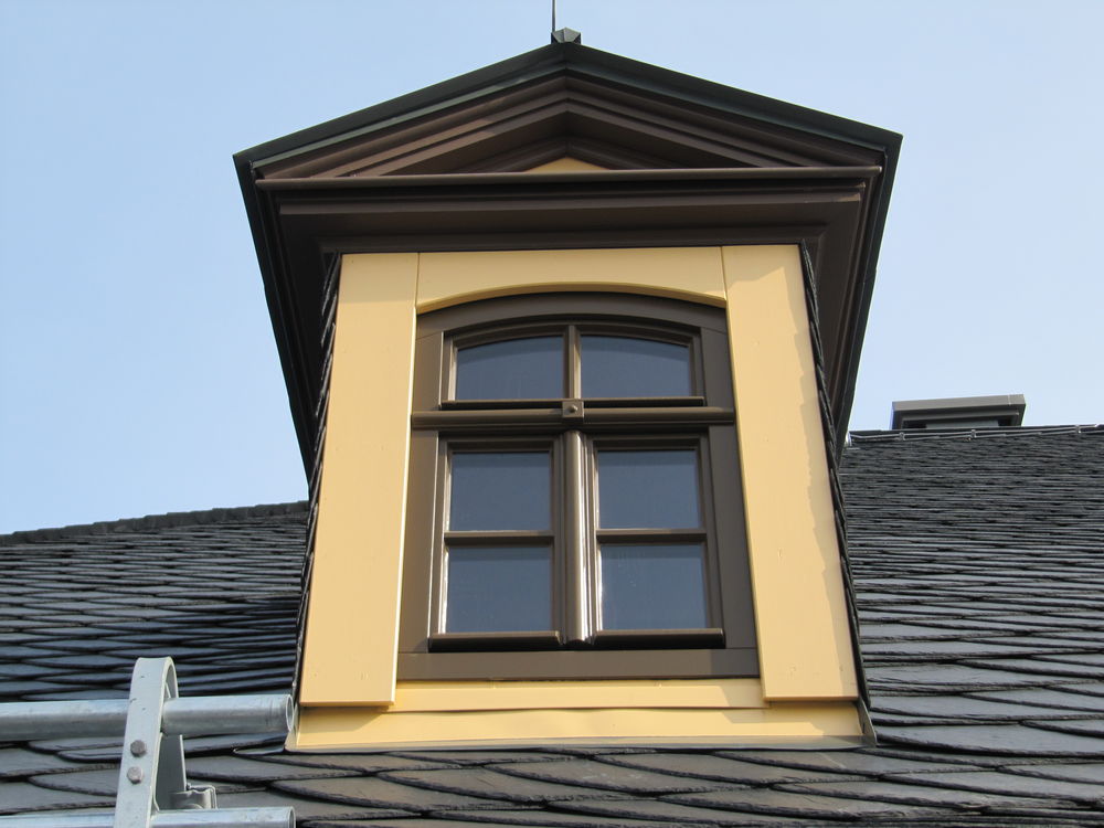 historische rekonstruierte Satteldachgaube auf Schlossgebäude&hellip;