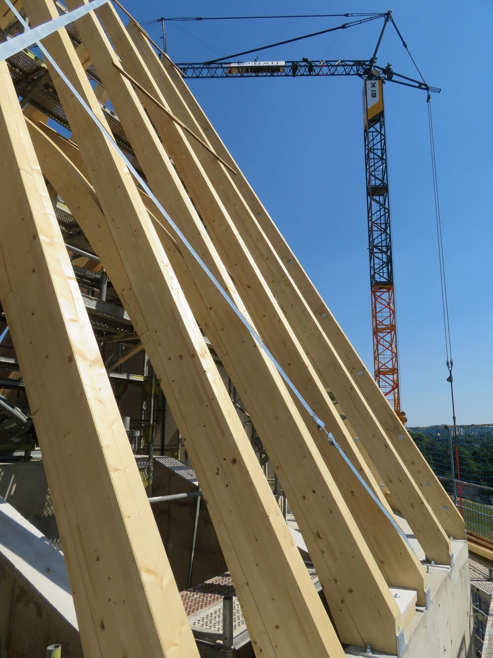 schräger Gebäudeteil mit BSH-Dachbindern Ansicht schräger Gebäudeteil mit BSH-Dachbindern…